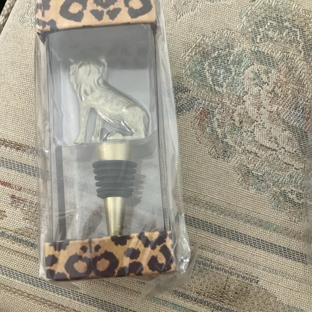 Lion wine stopper